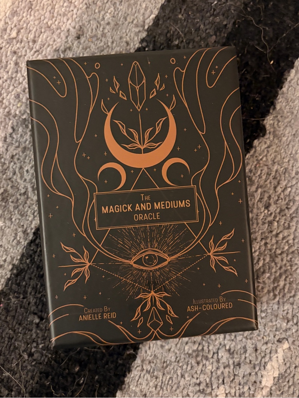 Magic and medium oracle tarot deck